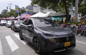 Caravana de carros de alta gama.