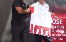 El alcalde Alejandro Char con el representante de la empresa Claro. 