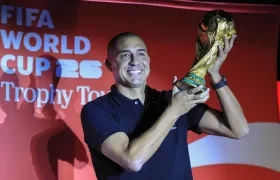 El exfutbolista franco-argentino David Trezeguet levanta el trofeo de la Copa Mundial de la Fifa 2026.