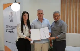 Simón Bolívar Meneses, Director Regional Caribe de ICONTEC entrega el reconocimiento al CEO Carlos Mario Peláez, acompañado por Natalia Struen Fontalvo, de la Cámara de Comercio de Barranquilla.