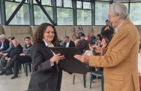 Carlos Roberto Pombo Urdaneta, presidente de la Sociedad de Mejoras y Ornato de Bogotá y María Claudia García Dávila, directora del Jardín Botánico de Bogotá.