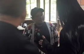 La senadora  Aida Quilcué junto con la guardia indígena tras ser liberada. 