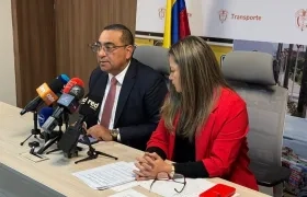 El director de la Aerocivil, Luis Martínez, y la ministra de Transporte, María Fernanda Rojas.