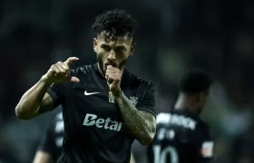 Luis Javier Suárez celebrando su gol.