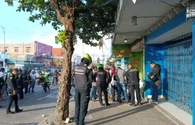 La Sijin se encargó de la inspección del cuerpo del hombre asesinado esta tarde en San Roque. 