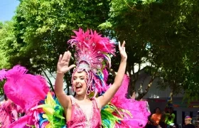 La Reina Sharon Hurtado fue una explosión de color y sabrosura en la 21.