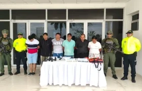 Los capturados y las armas incautadas.