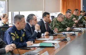 Los ministros del Interior, Armando Benedetti, y Defensa, Pedro Sánchez, en reunión con los órganos de control.