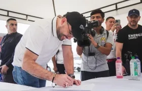 MinMinas firmando la circular