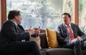 El Registrador Hernán Penagos (derecha) y un representante de la UE.