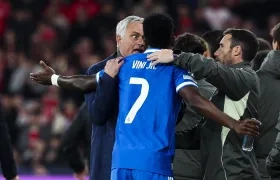 José Mourinho y Vinicius durante el momento polémico del partido.