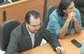 Nicolás Petro junto a su abogado Alejandro Carranza.