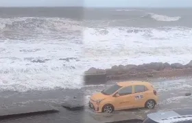 Fuerte oleaje en Cartagena este lunes. 