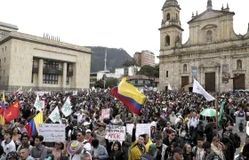 Asistentes a la Plaza de Bolívar, en Bogotá.