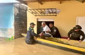 Policías rescatando a un adulto mayor en Córdoba.