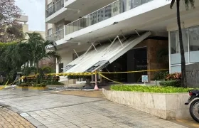 Techo de la entrada del edificio, de nombre Vizcayne, cedió este lunes en la carrera 51 número 80-281. 