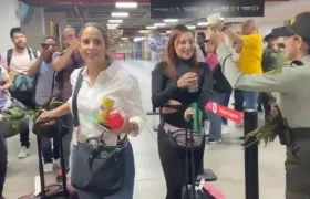 Llegada de turistas al aeropuerto Ernesto Cortissoz para el Carnaval en años anteriores. 