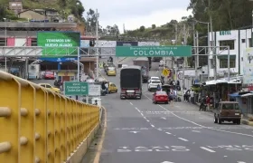 Vehículos de carga este jueves, en el zona fronteriza de Colombia con Ecuador en Rumichaca (Ecuador)