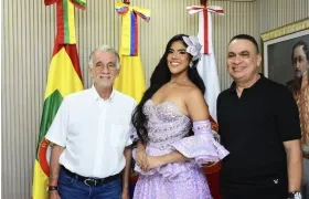 El Gobernador Eduardo Verano, la Reina Stefanny Martínez Barceló y Hilton Escobar, director de la Banda de Baranoa.