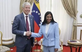 La mandataria encargada de Venezuela, Delcy Rodríguez (d), saluda al secretario de Energía de EE.UU., Chris Wright. 