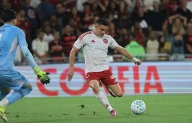 Rafael Santos Borré se alista para definir ante el portero del Flamengo, Agustín Rossi. 