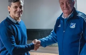 Fabián Bustos con el presidente de Millonarios, Enrique Camacho.