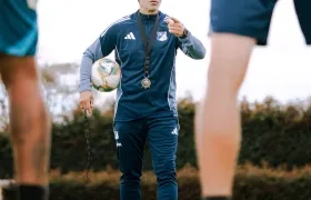 Fabián Bustos dirigió el martes su primer entrenamiento como técnico de Millonarios. 