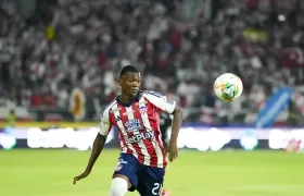 Joel Canchimbo, velocidad y desequilbrio de Junior por la banda.