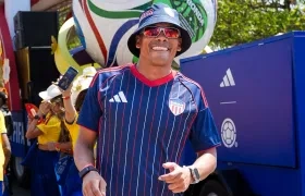 Carlos Bacca exhibió la nueva camiseta en la Batalla de Flores.