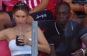 Edwuin Cetré acompañado en el palco por su pareja durante el partido de Estudiantes contra Riestra. 