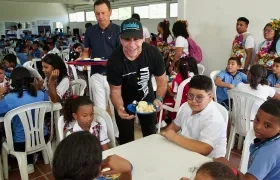 Alcalde Char en la entrega de cocinas y comedores escolares.