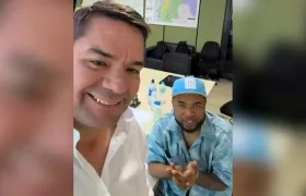 Dj Dever junto al secretario del Interior de Cartagena, Bruno Hernández.