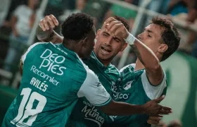 El argentino Juan Ignacio Dinenno celebra su gol con 'Titi' Rodríguez y Avilés Hurtado. 