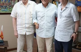 El alcalde de Cartagena, Dumek Turbay, con Fuad Char y Antonio Char. 