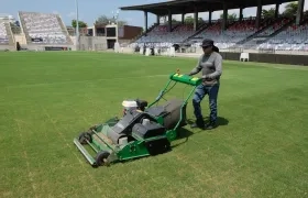 Trabajo en el gramado del estadio Romelio Martínez.