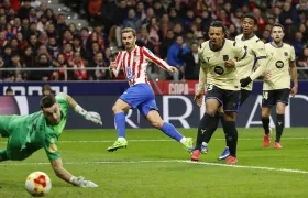 El francés Antoine Griezmann anota el tercer gol del Atlético de Madrid.