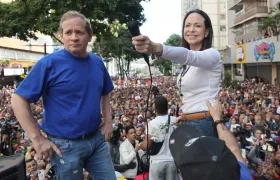 El liberado Juan Pablo Guanipa junto a la lider opositora María Corina Machado.