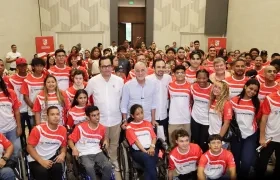 Grupo de Atletas Apoyados de 2025 con el gobernador Eduardo Verano. 