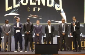 Clarence Seedorf, Alessandro Nesta, Fadiga, Javier Saviola, Romário, Emerson y Athirson Mazzoli en la presentación del Mundial de Leyendas.