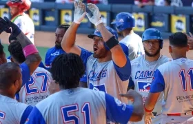 El venezolano Gabriel Lino tras conectar el jonrón que le dio el triunfo de Caimanes. 