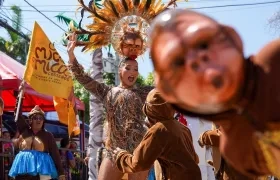 Disfrazada de 'mica', la Reina del Carnaval, Michelle Char, sorprendió a los asistentes al Desfile del Carnaval de los Niños. 