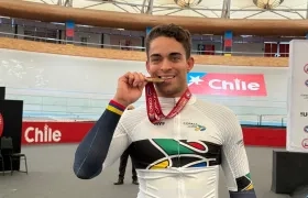 El atlanticense Cristian Ortega tras recibir su medalla de oro.