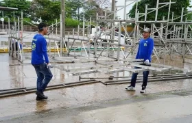 Instalación de palcos en la Vía 40.