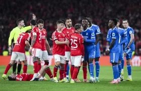 Gianluca Prestianni y Vinicius en un intercambio verbal durante el partido entre Benfica y Real Madrid. 