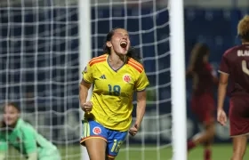 Marian Sterling festeja tras marcar el primer gol de Colombia. 