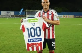 Teófilo Gutiérrez posa con una camiseta del Junior marcada con el número 100.