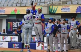Tito Polo (23) celebra con Andrés Angulo tras conectar jonrón. 