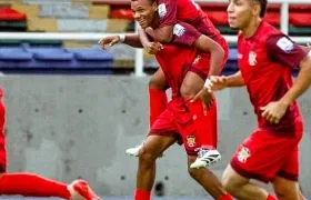 Darwin Torres festeja con sus compañeros el primer gol del Barraquilla FC.