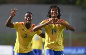 La defensora colombiana Fernanda Viáfara (14) celebra su gol contra Uruguay.