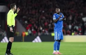 Vinicius le informa al árbitro francés François Letexier por los insultos racistas en su contra.